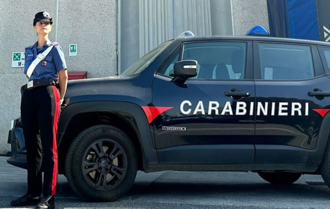 Perseguita una donna, divieto di avvicinamento per uno stalker