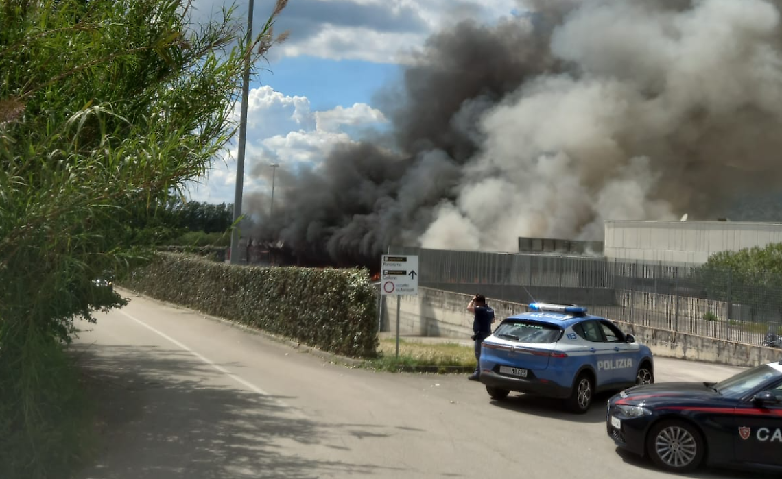 Incendio al centro commerciale. Visibile una densa colonna di fumo