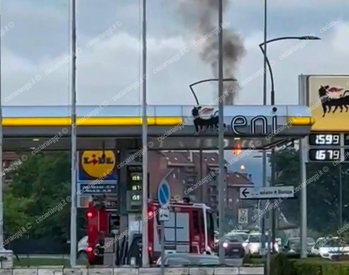 Fiamme al distributore di benzina: arrivano i vigili del fuoco
