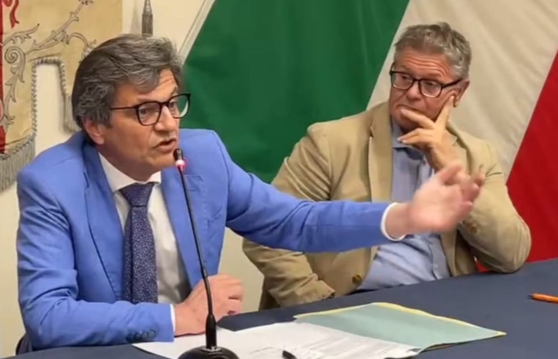 Furti e atti vandalici contro segnaletica: paese sotto attacco. Esposto del sindaco