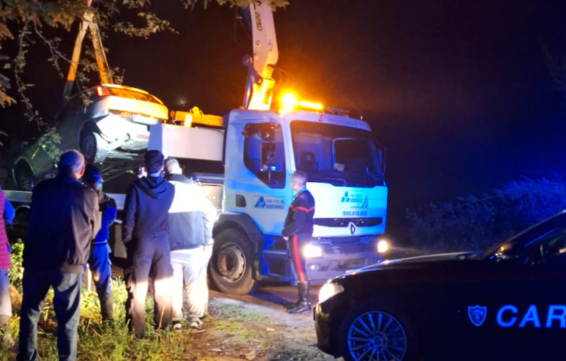 Auto si ribalta e finisce in un canale. Feriti cinque giovani
