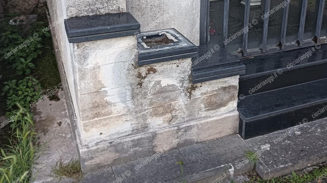 cimitero vasi