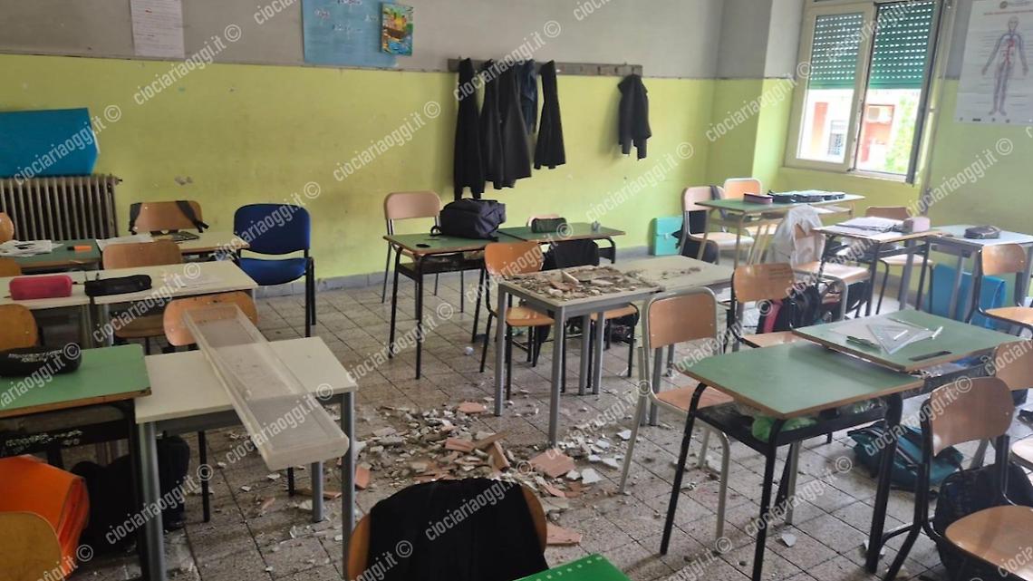 Si staccano calcinacci dal soffitto. Tragedia sfiorata in una scuola 