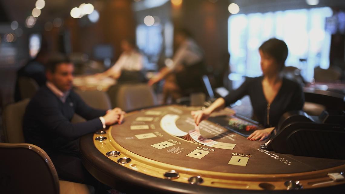Lavorare come croupier in Italia, che qualifiche servono e quanto si guadagna