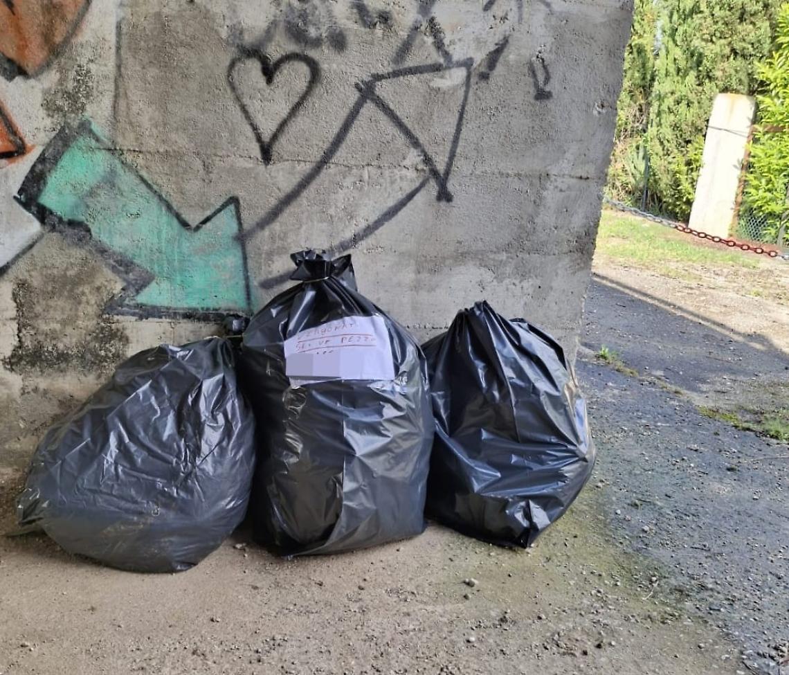 Ponte di via Baiolardo trasformato in discarica