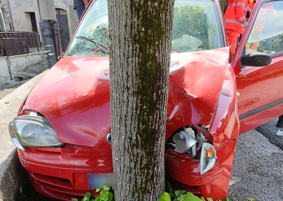 Auto finisce contro un albero: feriti conducente e passeggero. Ottantaseienne trasportato in eliambulanza