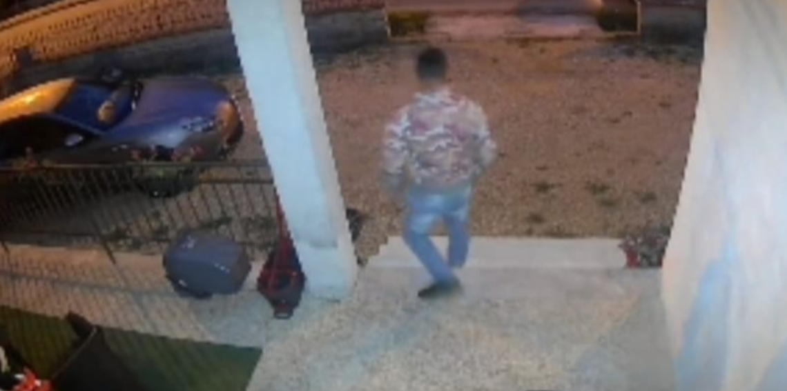 Si avvicina alla porta di un'abitazione, sospetto ladro vede le telecamere e fugge