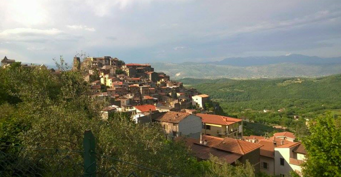 Palpeggia una quindicenne. Rischia il linciaggio