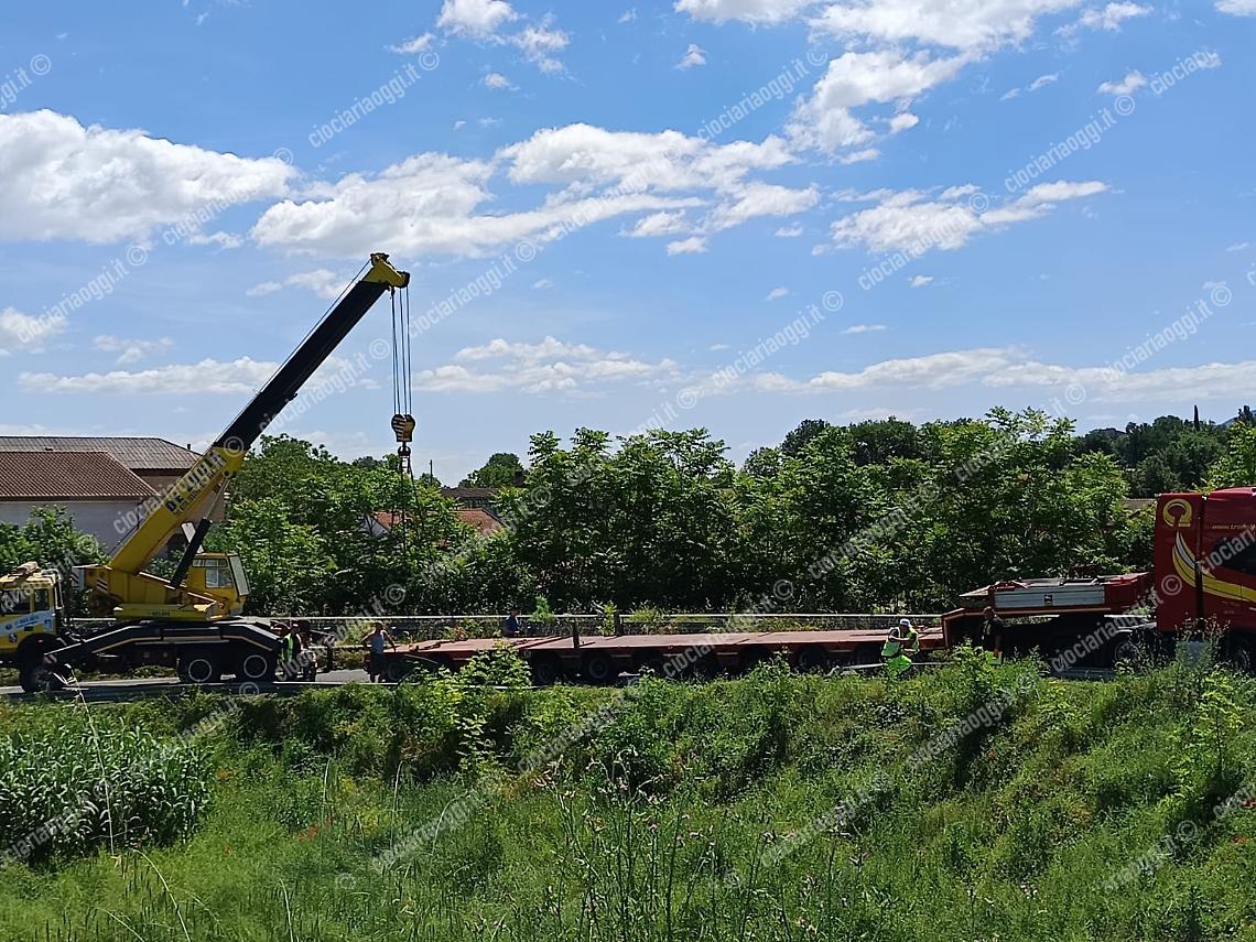 Lungo tir distrugge il guardrail e rimane bloccato