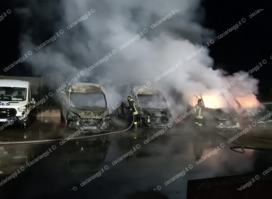 Fiamme nel deposito GLS. A fuoco quattro mezzi