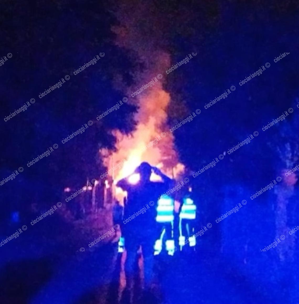 Auto contro una colonnina del gas, paura alle Mastrazze