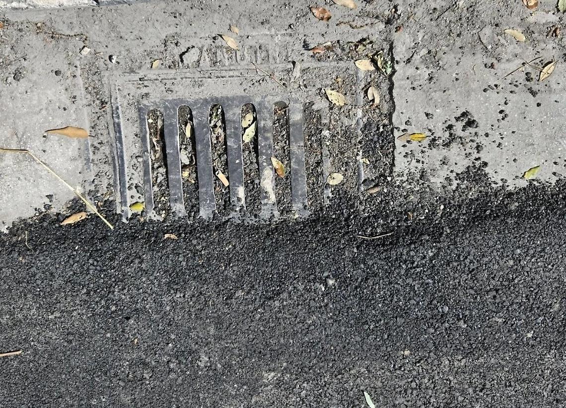 Asfalto sui tombini. Cittadini in allarme: il ripristino delle arterie urbane rischia di creare allagamenti