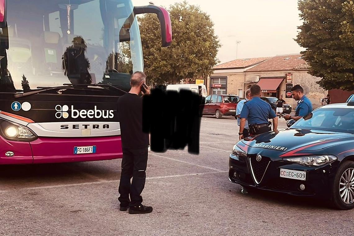 Guasto al bus durante la gita scolastica: ore di attesa per 49 studenti e nessun mezzo attrezzato per una ragazza disabile 