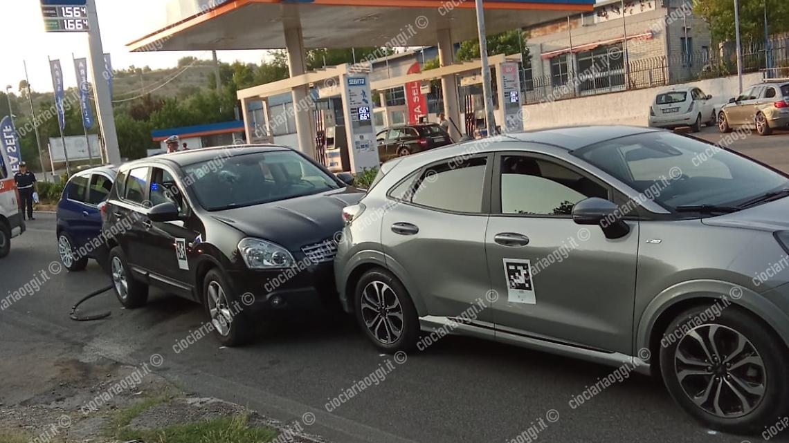 Tamponamento tra tre auto: diversi i feriti 