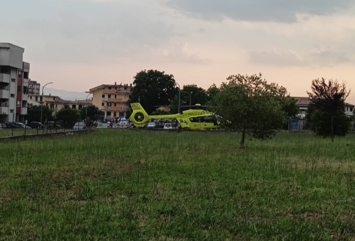 Sbatte contro la porta a vetri e si ferisce a un braccio: elitrasportato in ospedale