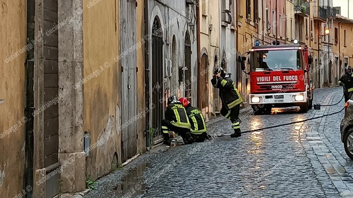 Finisce con l'auto su un tubo del gas