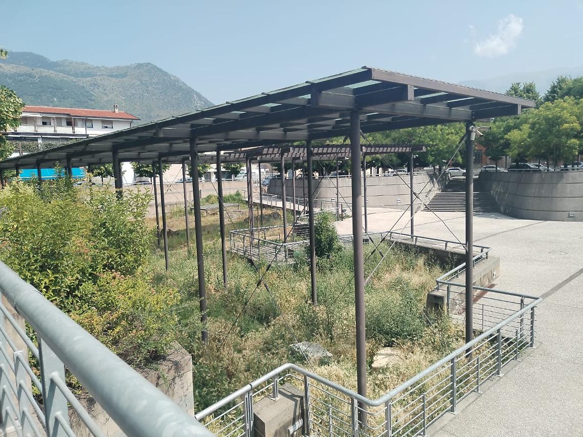 Resti archeologici ricoperti dalla vegetazione, sporcizia e scarsa sicurezza: piazza Annunziata dimenticata 