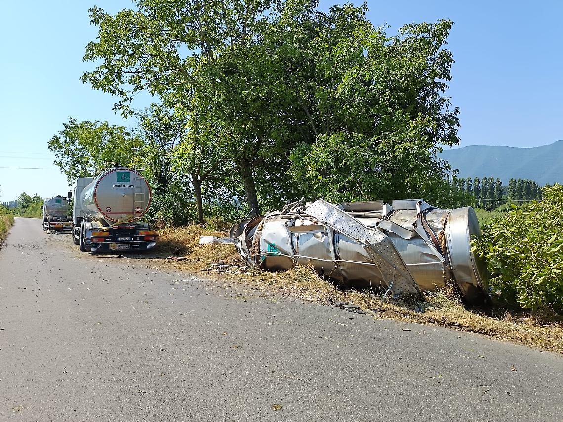 Si ribalta un'autobotte per la raccolta del latte: paura in strada