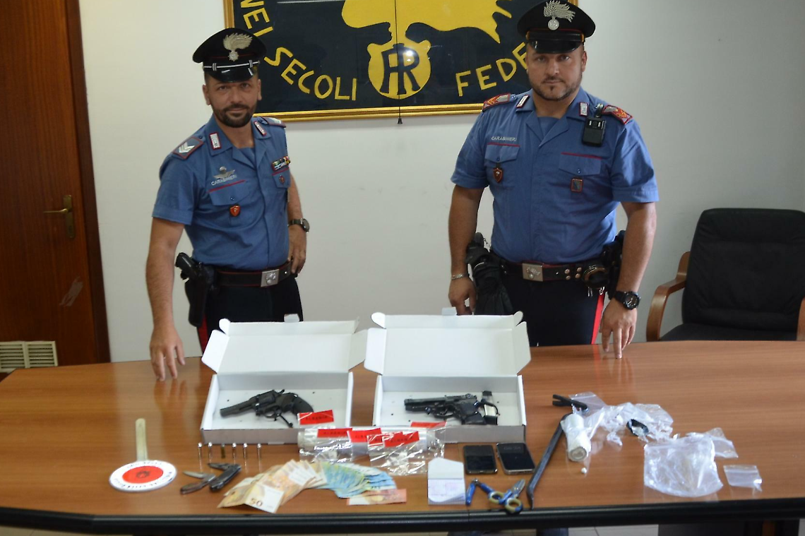 Armi, droga e arnesi per lo scasso: arrestato un trentaduenne 