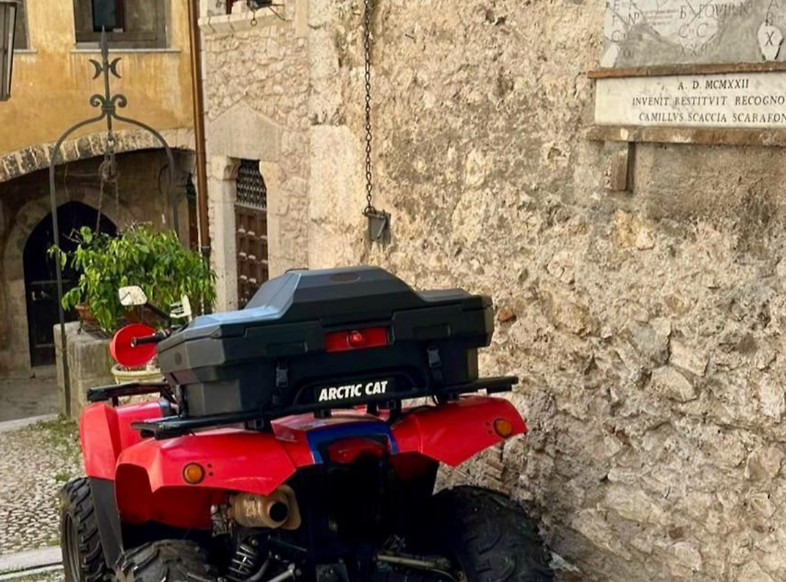 Un quad parcheggiato sotto la lastra dei Fasti: indignazione in città