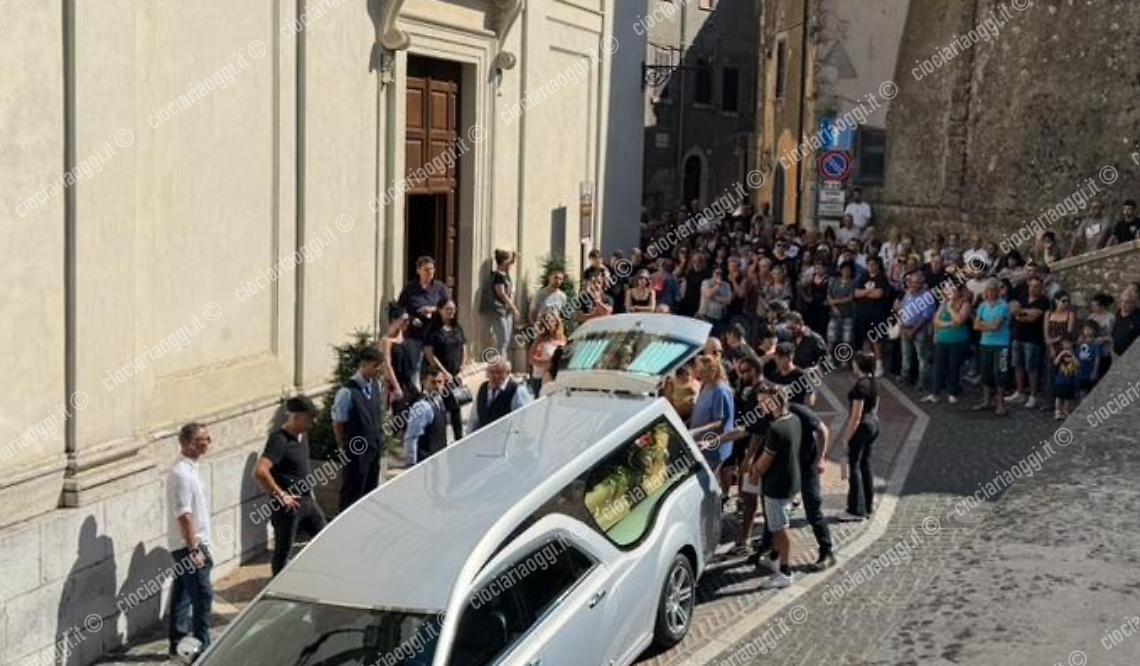 In tanti per l'ultimo saluto a Roberto Bernardini
