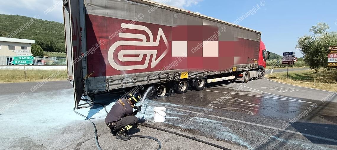 Semirimorchio a fuoco sulla Casilina