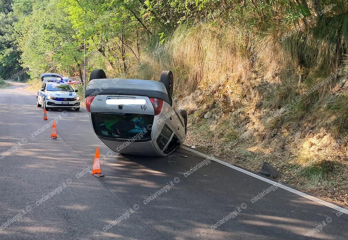 Perde il controllo dell'auto e si ribalta: trasportato in ospedale in codice rosso