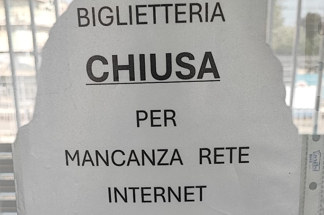 Rete internet fuori uso: caos biglietti alla stazione. Le soluzioni per non perdere il treno