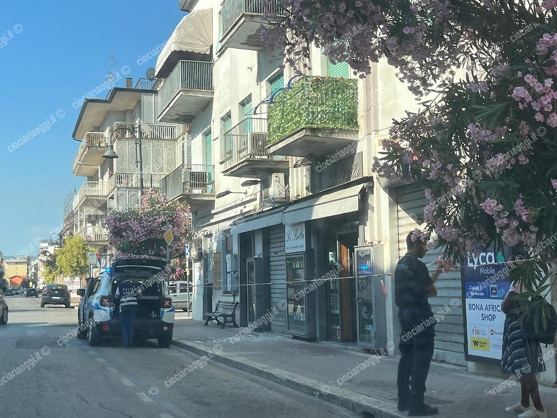 Piovono calcinacci, momenti di paura in centro