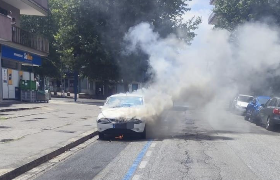 Ancora un'auto in fiamme