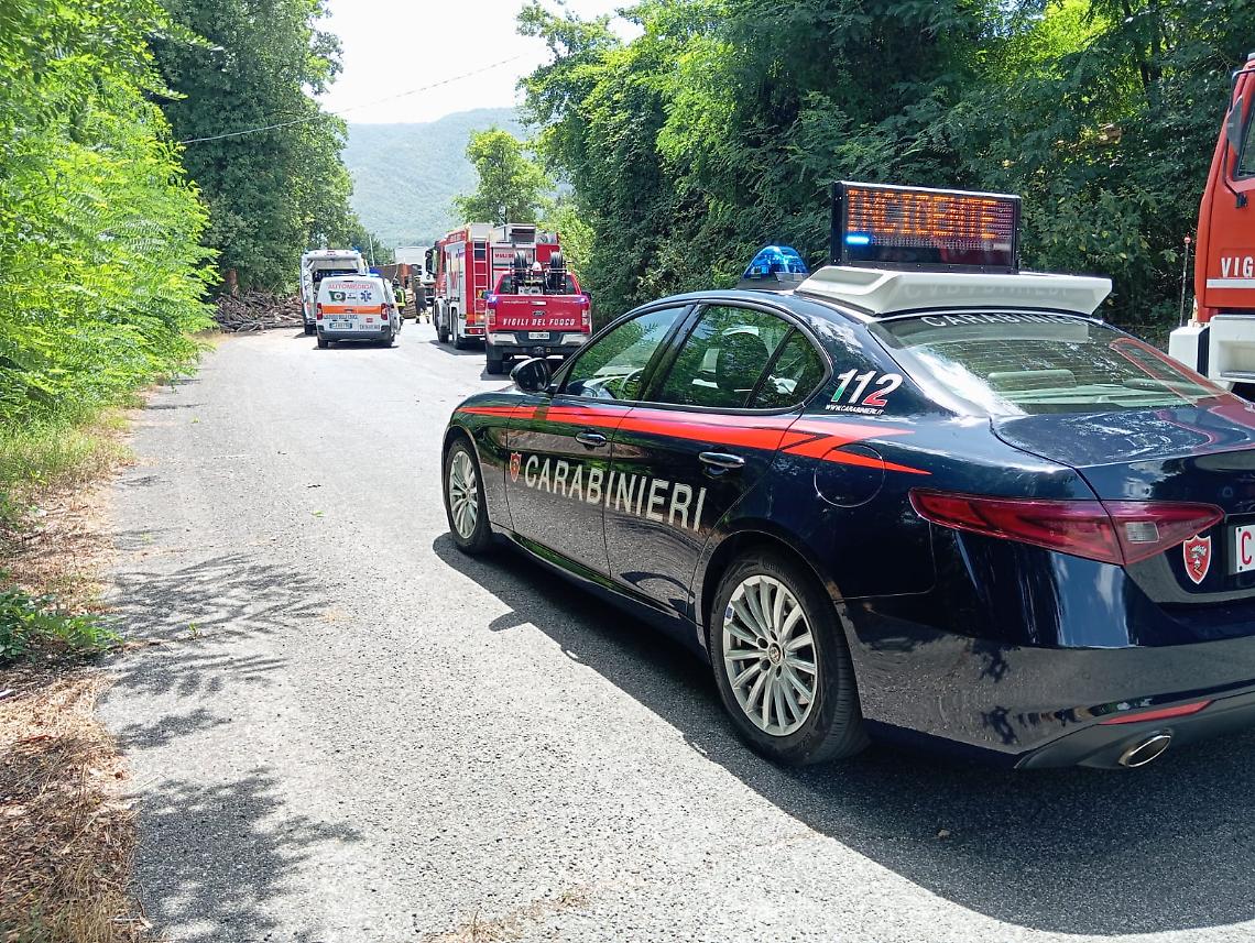 Camion si ribalta e finisce contro uno scooter: gravemente ferito il conducente del ciclomotore
