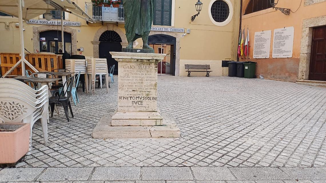 Imbrattata la statua di Caio Maio con il nome di Mussolini