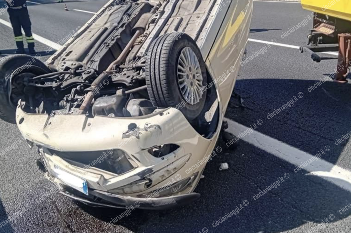 Scoppia uno pneumatico e l'auto si schianta in autostrada. Paura sull'A1