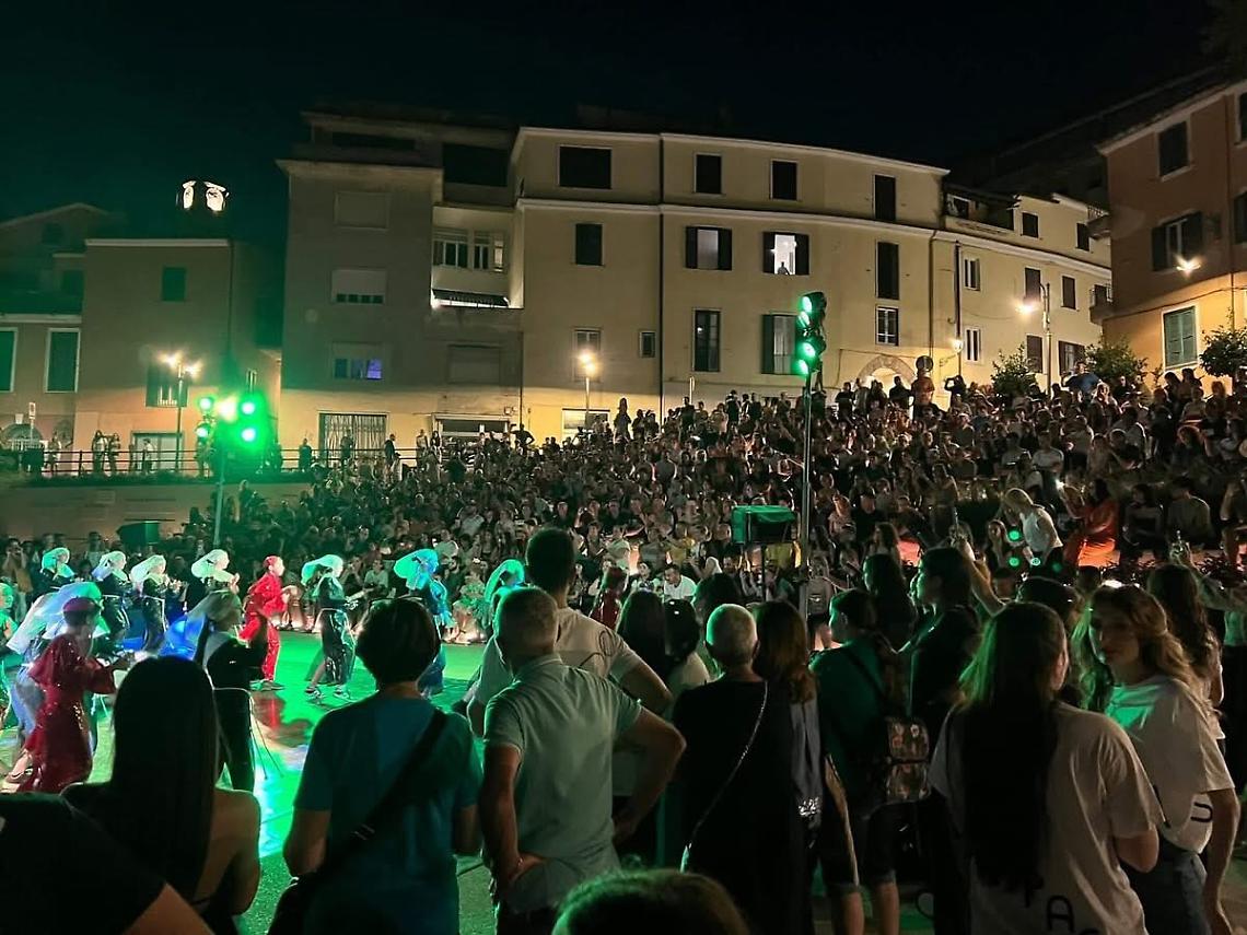 Movida al centro storico, inferno senza regole: fiumi di alcol, auto vandalizzate e giovani ubriachi