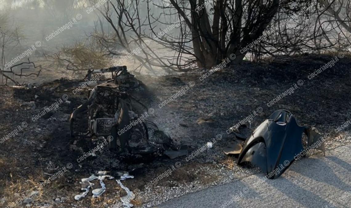Incidente tra scooter e auto: un mezzo va a fuoco e provoca un incendio