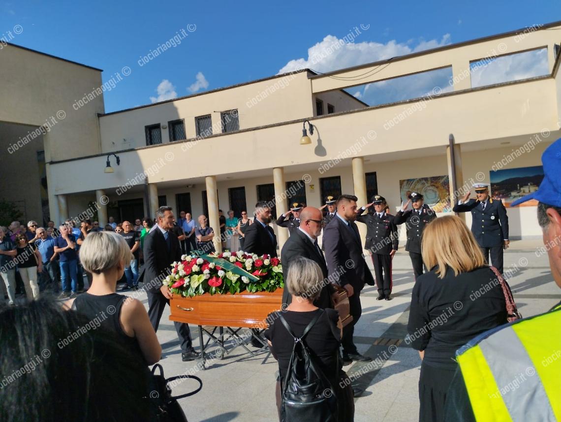 Un fiume di gente al funerale di Vincenzo Quadrini