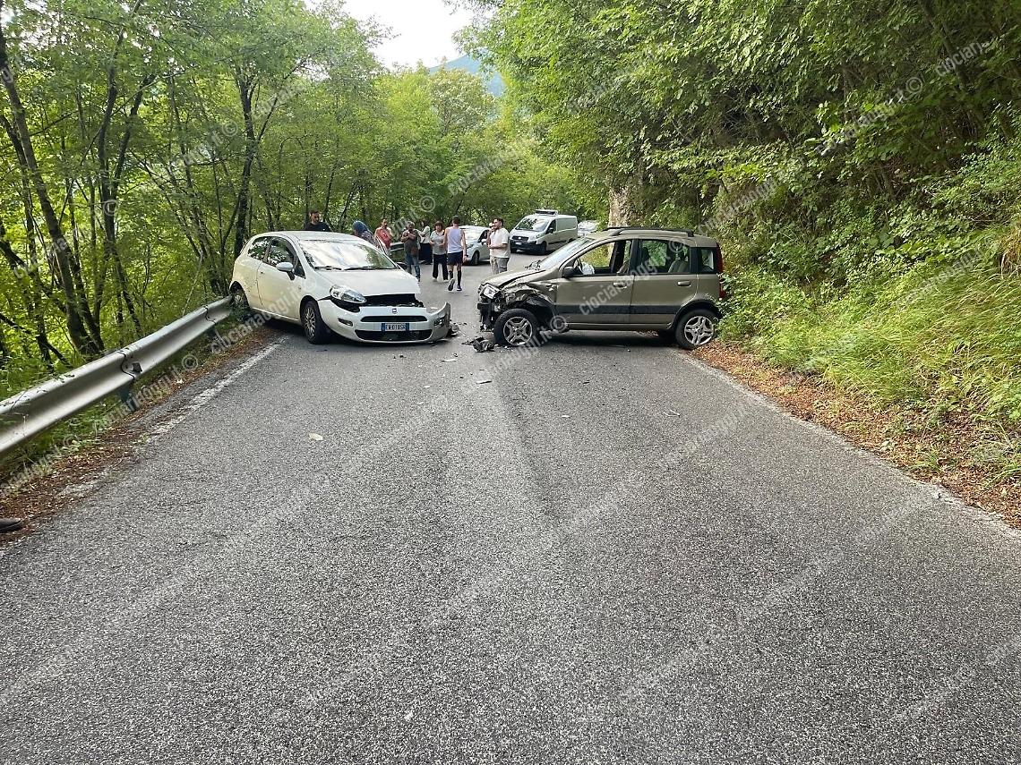 Frontale tra due auto sulla provinciale per gli Altipiani