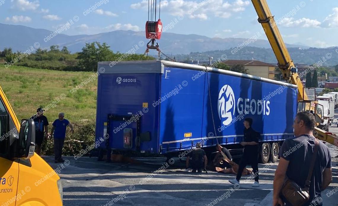 Autoarticolato perde il rimorchio, momenti di paura in strada