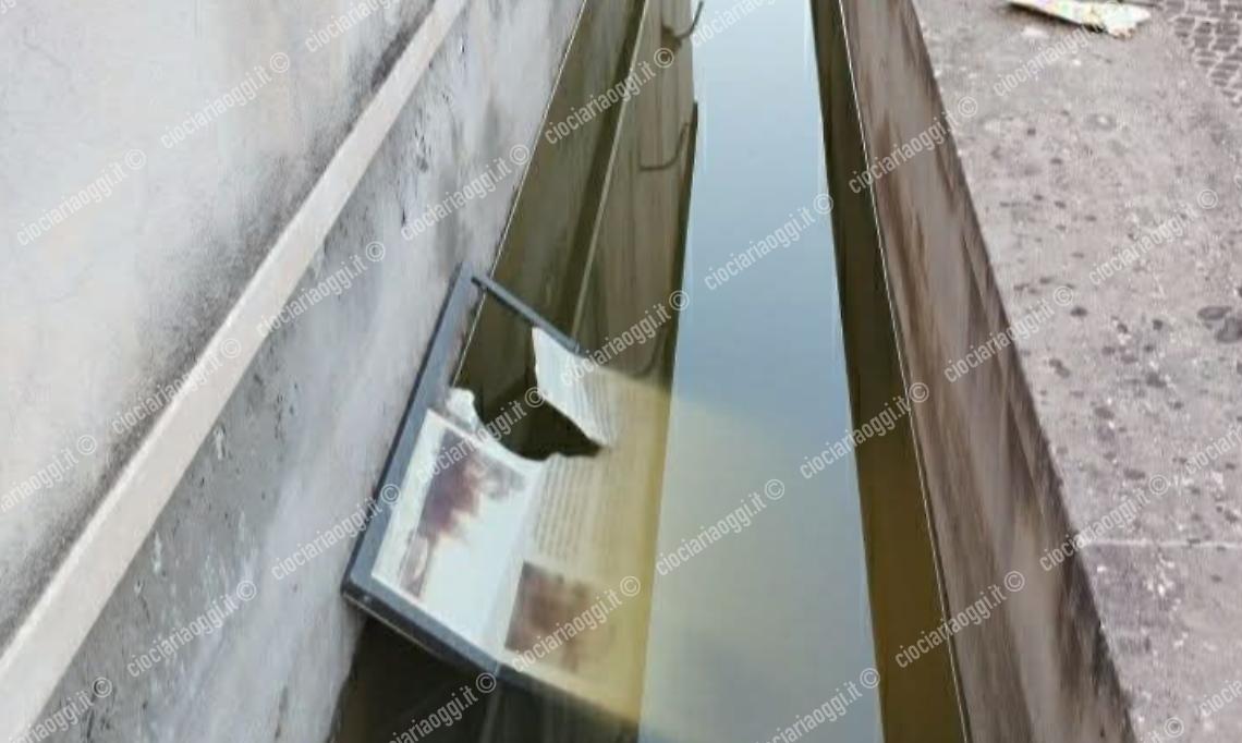 Pannello turistico distrutto dai vandali e gettato nella fontana