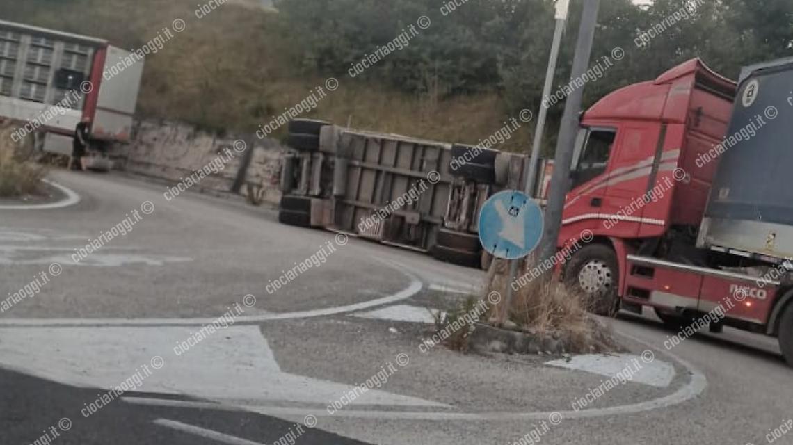 Si ribalta il rimorchio di un mezzo pesante