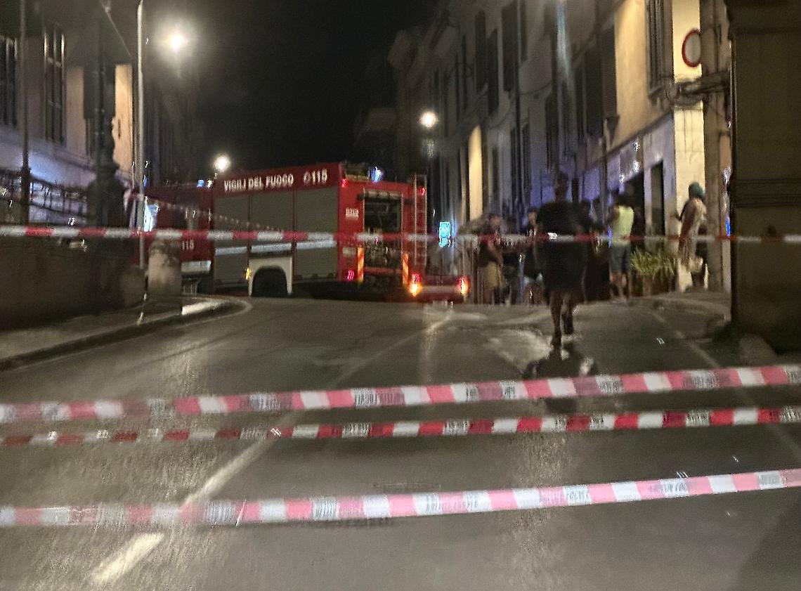 Fuga di gas in pieno centro: vigili del fuoco al lavoro