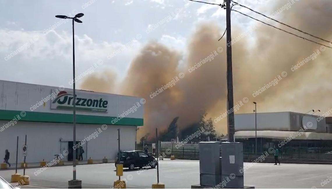 Incendio sulla Casilina. Vigili del fuoco al lavoro 