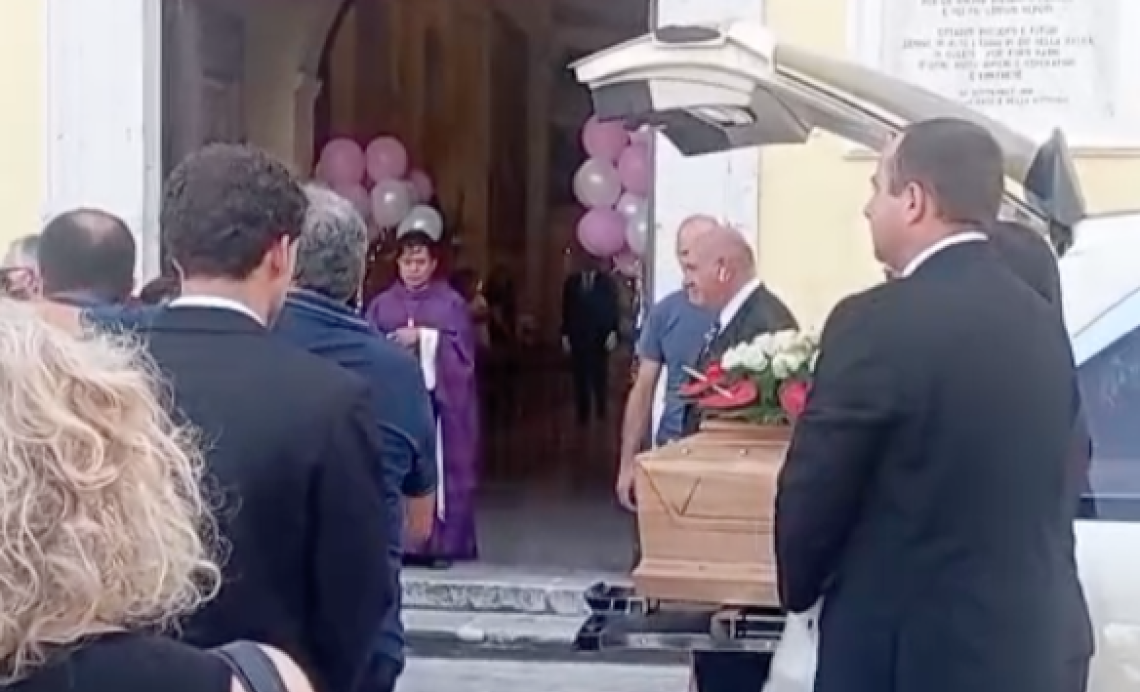 L’addio a Sofja: dolore straziante. Le parole della sorella  gemella
