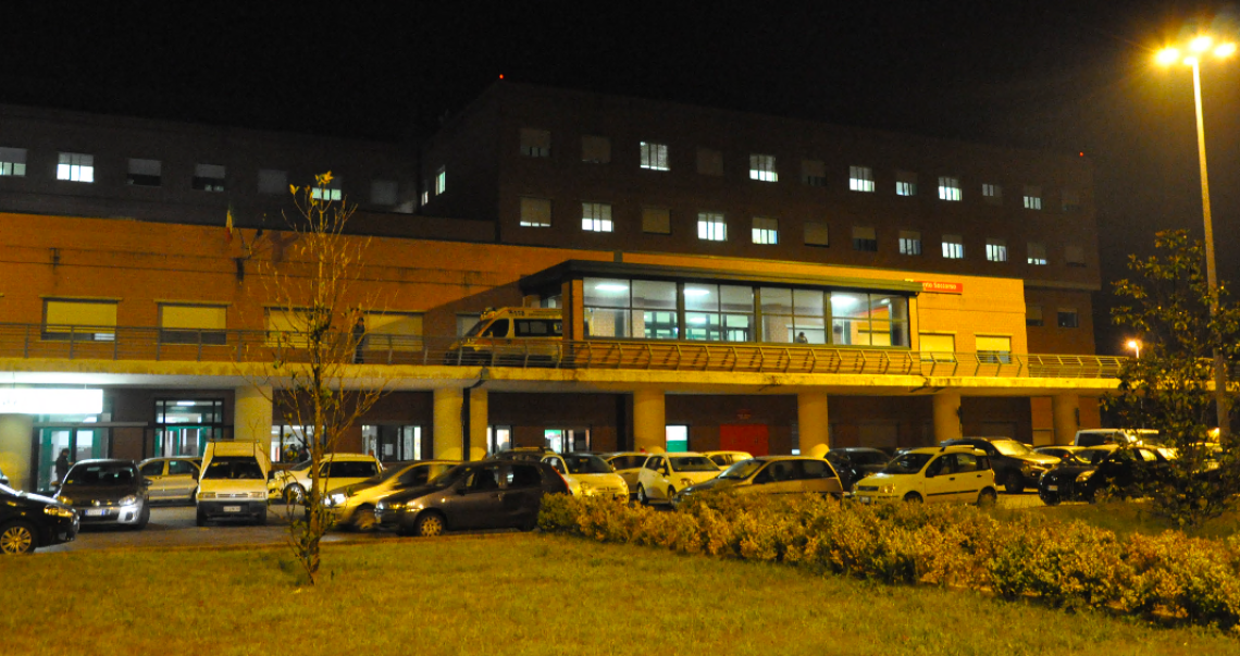 Accoltellato in casa dai ladri. Lui impugna una pistola e spara