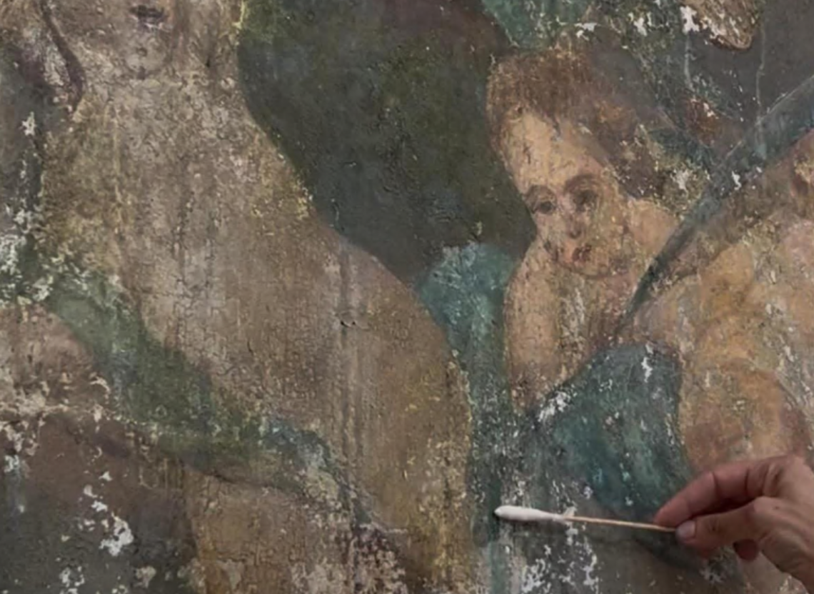 Si restaura l'affresco della Vergine