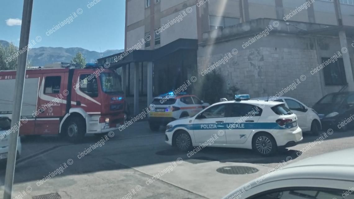 Si chiude in una stanza d'albergo, soccorsi sul posto 