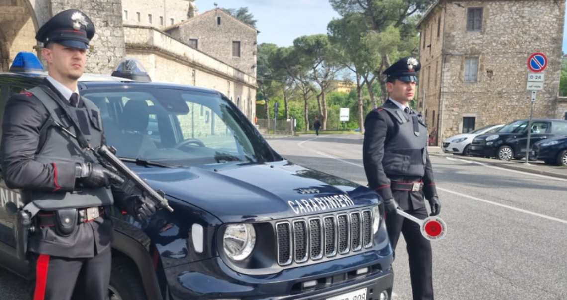 Bomba carta su un'auto nella notte. Si stringe il cerchio intorno ai responsabili