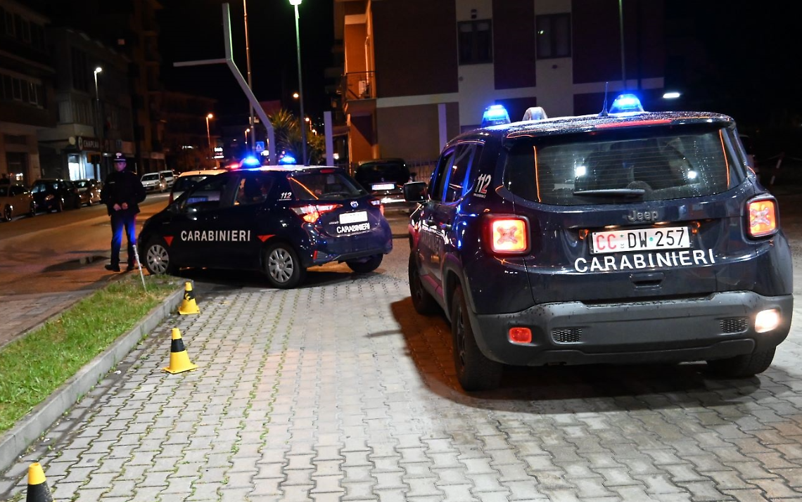 Sorpreso alla guida di un'auto sportiva senza patente e al telefono