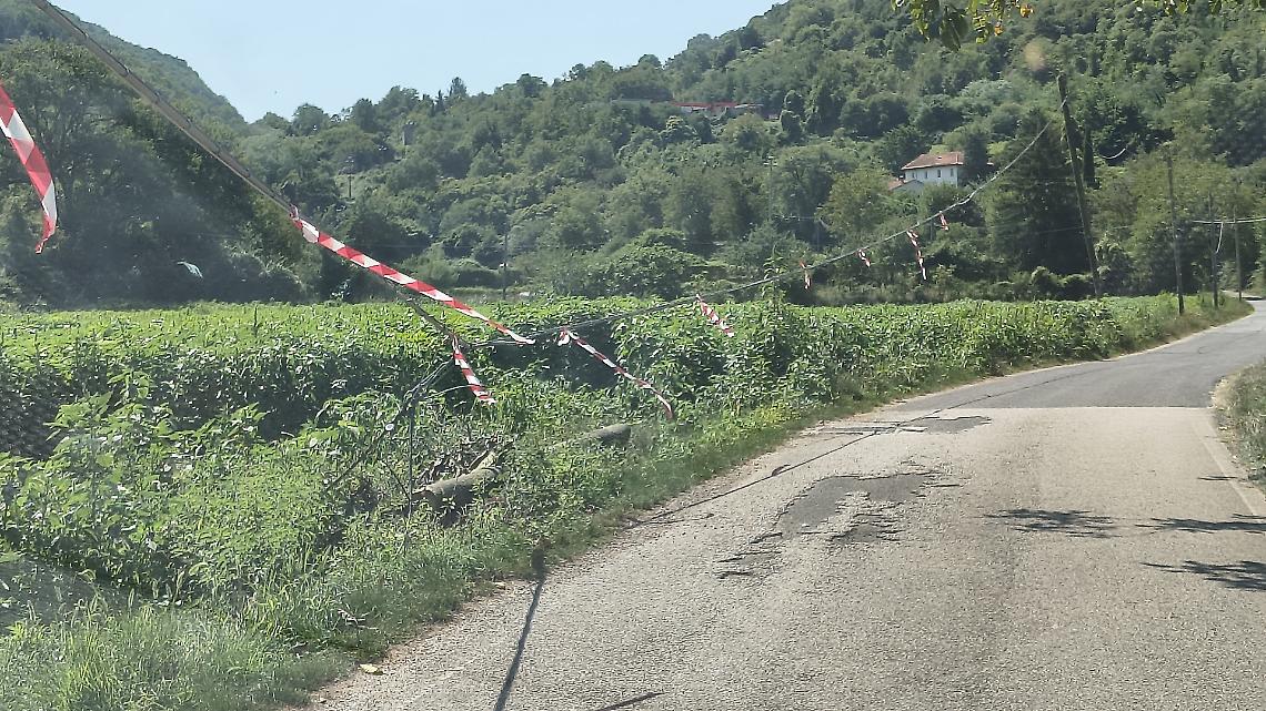 A terra un palo della luce: gli automobilisti chiedono un intervento