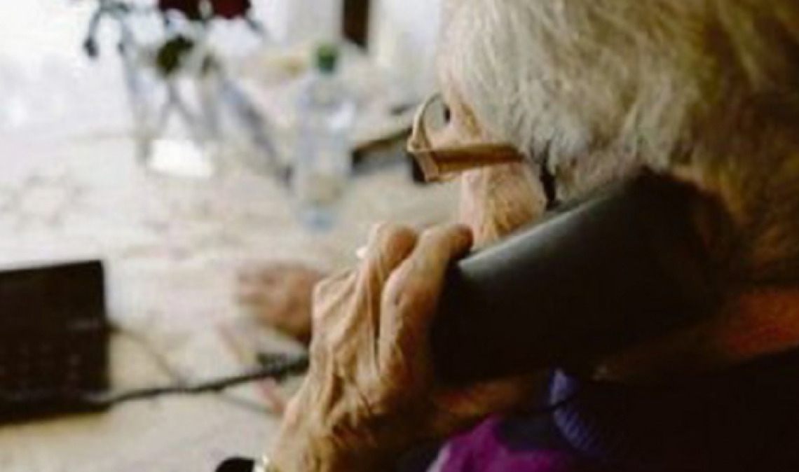Anziana fiuta la truffa e la sventa